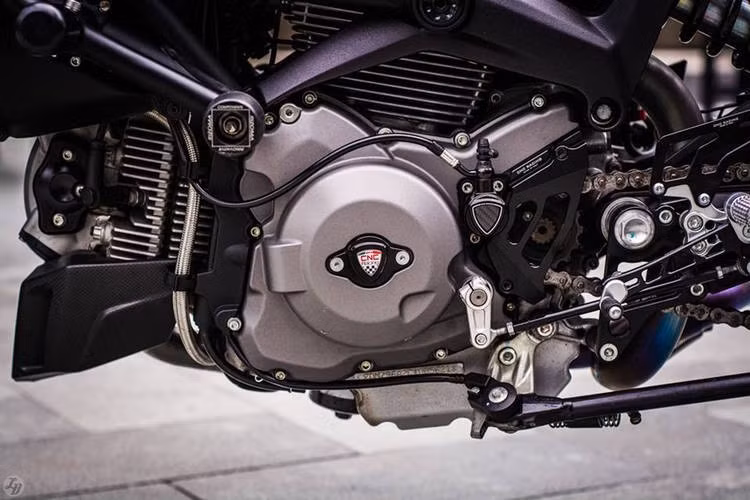 Lốc bưởng điện cũng được thay bằng loại của CNC Racing - Ý.