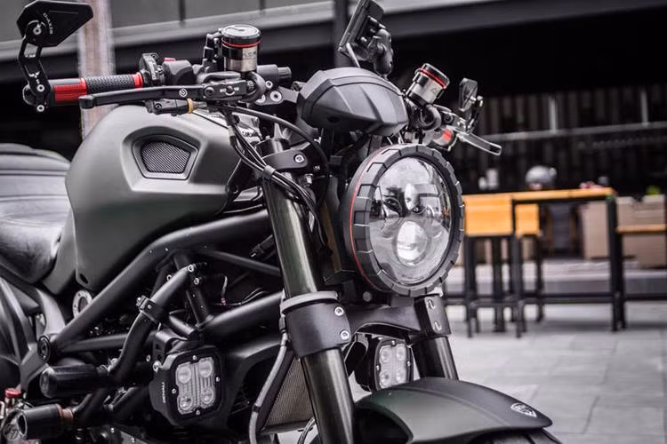 Cụm đèn trước với vành đúc gân vuông đầy "hầm hố" thay thế cho đầu đèn gốc của Ducati Monster 796 nguyên bản. 