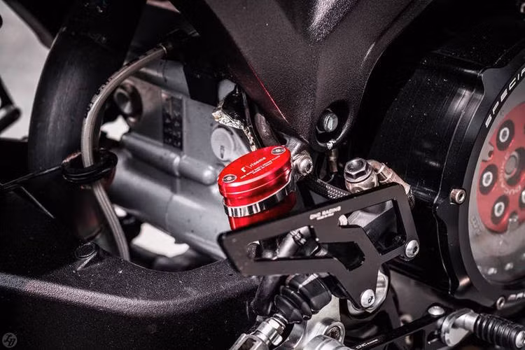 Bình dầu Rizoma dành cho heo phía sau.