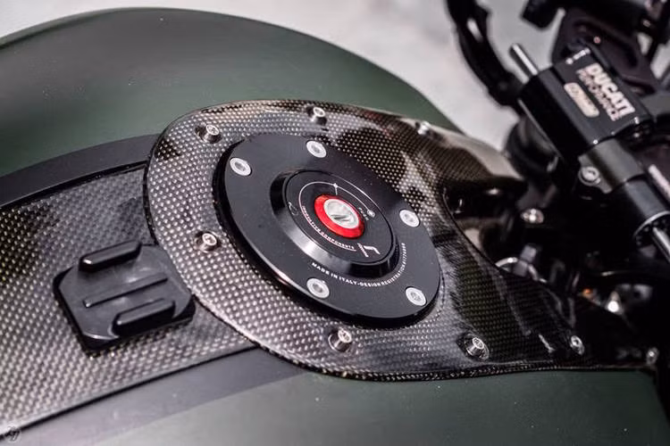Bình xăng được ốp thêm sợi carbon, trong khi nắp bình xăng làm từ nhôm CNC của Rizoma.