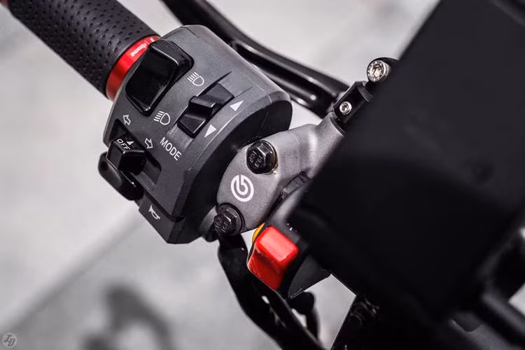 Cùm phanh được cung cấp bởi hãng Brembo nổi tiếng, bao tay Rizoma quen thuộc đã từng xuất hiện trên nhiều mẫu xe độ khác ở Việt Nam.