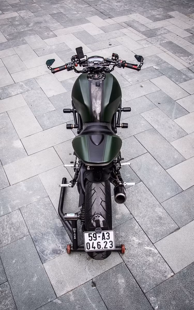 Không chỉ có sơn mờ, Dọc chiều dài xe nhìn từ trên xuống còn có các sọc đen thể thao chạy từ phía trước ra sau.