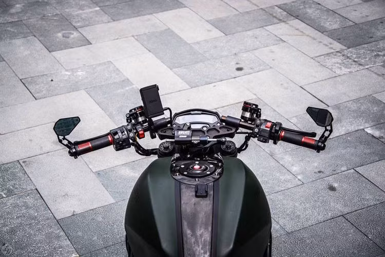 Trên ghi đông clip-on được lắp thêm một bộ giá để điện thoại di động hoặc thiết bị định vị GPS, cặp gương xe cũng được thay bằng gương độ.