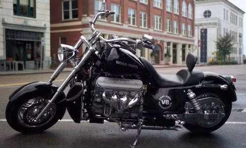 Một mẫu xe cũng được sử dụng động cơ V8.