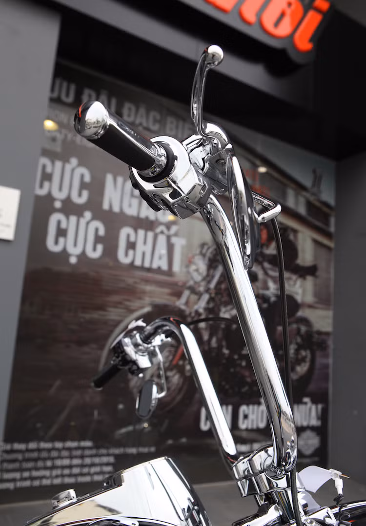Với tùy chọn kit hạ phuộc và tay lái Ape Hanger, chiếc Road King Classic này đã có được vẻ ngoài thấp và rộng, mang đậm nét của một chiếc xe đường trường cổ điển nhưng không bị mất đi sự linh hoạt khi điều khiển.