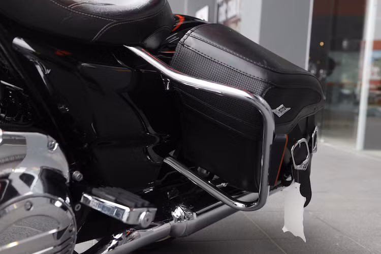 Ở trước mỗi thùng cũng đã được gắn thêm những thanh bảo vệ mạ chrome sáng bóng, có gắn sẵn phản quang báo hiệu.