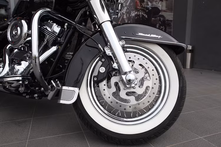 Cả 2 bánh xe đều sử dụng niềng căm cùng lốp chiều dày lớn sơn chỉ trắng kiểu cổ điển. Tuy nhiên, hệ thống phanh trước của xe khá hiện đại, là loại Reflex™ Link có ABS.