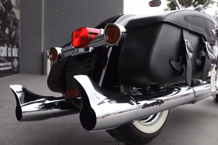 Cặp pô Screaming Eagle độ đem tới cho Road King Classic tiếng nổ uy lực, trong khi chụp pô dạng "đuôi cá" làm tăng nét cổ điển của xe.