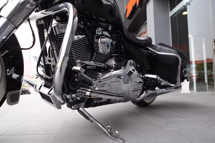 "Trái tim" của Road King Classic là khối động cơ 2 xi-lanh chữ V Twin Cam 103 ™ dung tích xi-lanh 1.690cc làm mát bằng gió, với mô-men xoắn cực đại 137 Nm và hộp số rời 6 cấp, giúp chiếc xe có mức tiêu hao nhiên liệu ở mức 5,6 lít/100km.