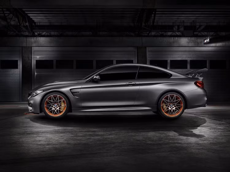 Chiếc concept M4 GTS xuất hiện tại Pebble Beach trong vẻ ngoài đầy "nguy hiểm", với ngoại thất màu xám ánh kim Frozen Dark Grey Metallic cùng các chi tiết màu cam làm điểm nhấn.
