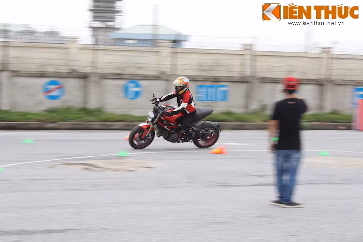 Mọi người tham gia sẽ đi thành từng tốp trong sa hình được bố trí sẵn và luôn có đội ngũ hỗ trợ đứng ngoài để điều phối, giữ khoảng cách an toàn.