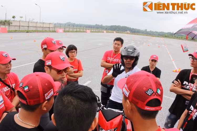 Sau khi hoàn thành xong bài tập phanh, ông Iu tiếp tục hướng dẫn cách phân phối trọng lượng, kỹ thuật vào cua.