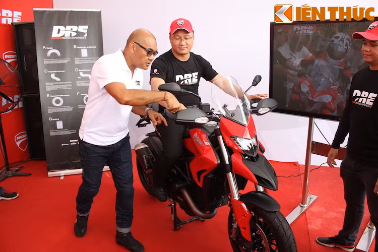 Là một khoá học hướng tới lái xe an toàn, ông Iu đã bắt đầu từ việc dạy cho học viên những kiến thức cơ bản nhất như tư thế ngồi, vị trí của tay và chân,...