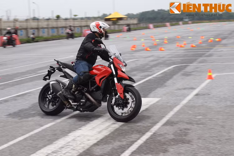 Học viên sẽ phải học cách nghiêng người khi vào cua, hay cần có sự cân bằng để làm chủ xe tối đa trong các tình huống cua gấp liên tục, chẳng hạn như đổ đèo.