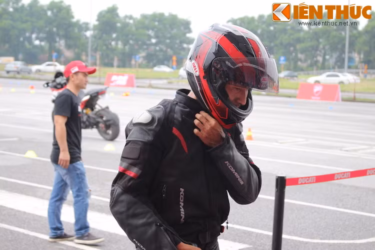 Những người tham gia trước khi lên xe cũng phải được trang bị đầy đủ đồ bảo hộ an toàn.