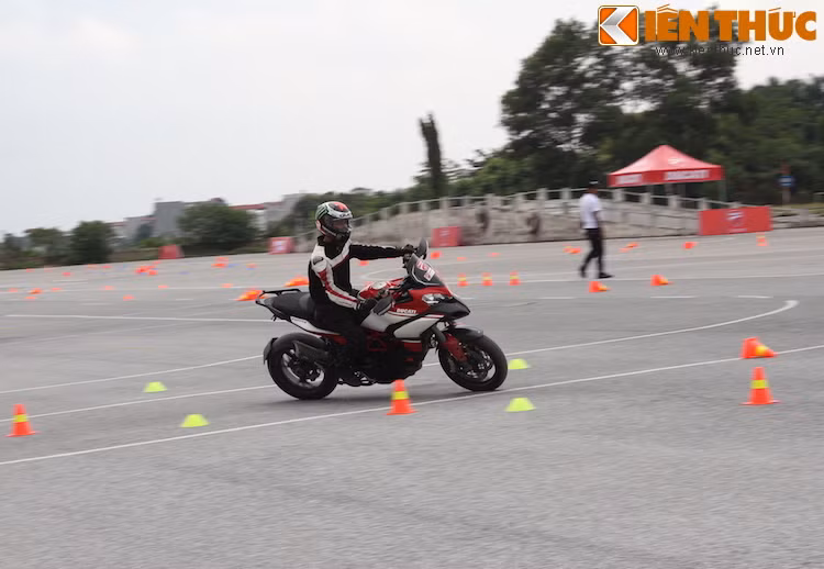 Cuối cùng, học viên sẽ phải tổng hợp lại tất cả các kỹ năng đã được học để điều khiển xe theo hình tròn, vòng cung và chạy trong sa hình một cách hiệu quả và an toàn nhất.