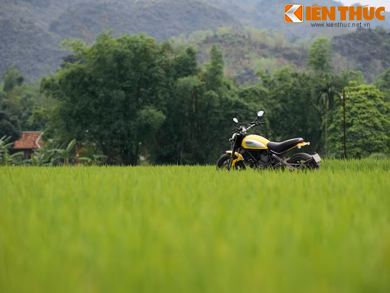 Ducati Scrambler "cô độc" giữa thiên nhiên.