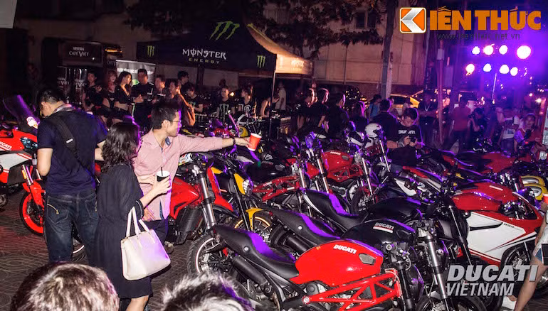 Trong ngày khai mạc, một buổi tiệc ấm cúng đã được tổ chức, thu hút sự xuất hiện đông đảo của các Ducatista (những người sở hữu xe Ducati) tại TP.HCM.