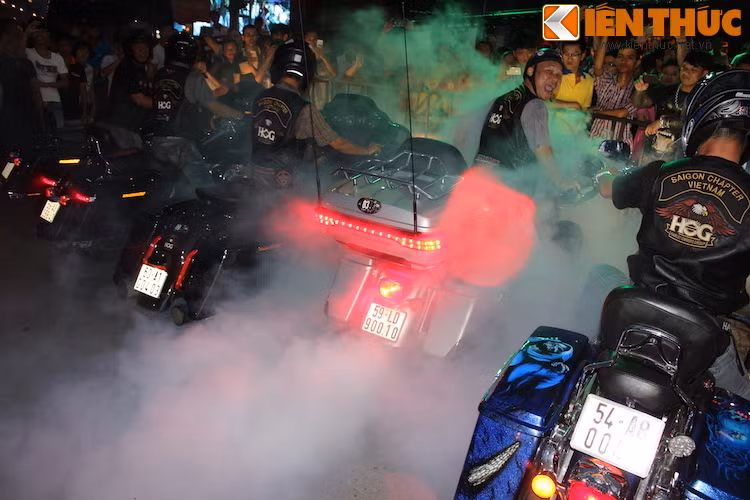Mở màn cho lễ khai trương chính thức là tiết mục "đốt lốp" của những chiếc Harley-Davidson "khủng".