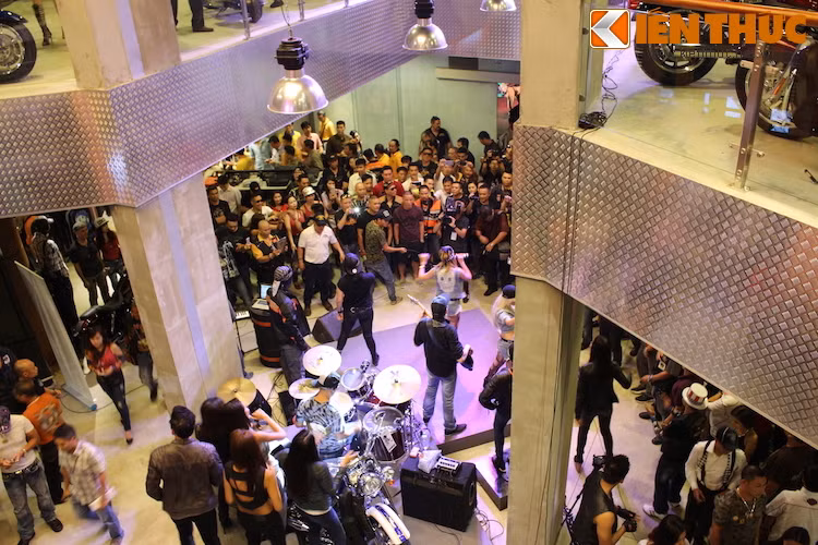 Showroom Harley-Davidson tại Hà Nội không chỉ bán xe và cung cấp dịch vụ bảo dưỡng, sửa chữa chuyên nghiệp, mà còn là nơi cung cấp những phụ kiện và tặng phẩm chính hãng.