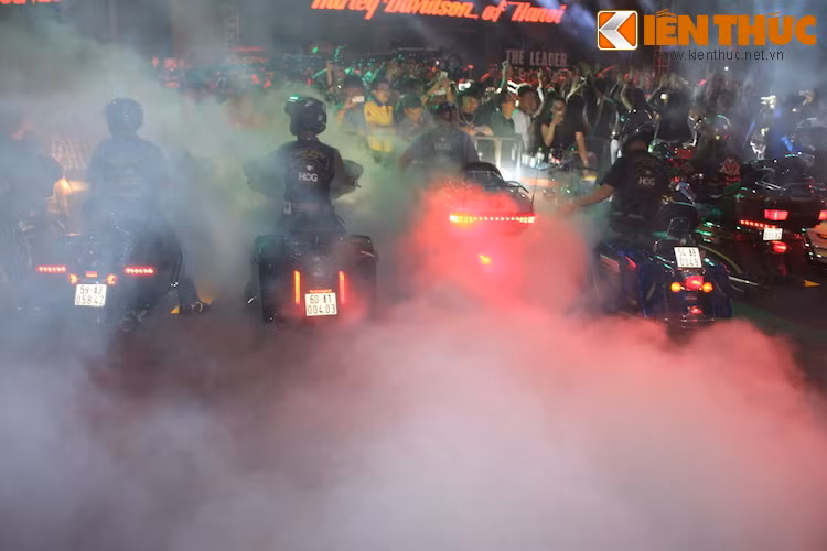 Khi âm thanh của những khối động cơ V-Twin Harley-Davidson cùng "hoà ca" trong bầu không khí đặc quánh của tiếng mày và khói lốp.