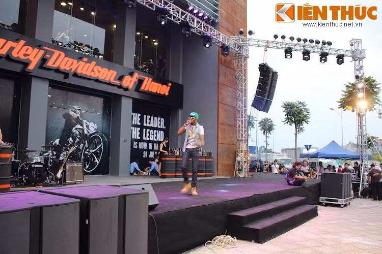 Xen lẫn trong chương trình là những tiết mục biểu diễn của Rocker Anh Khoa cùng các DJ, rapper tới từ nước ngoài đầy sôi động.