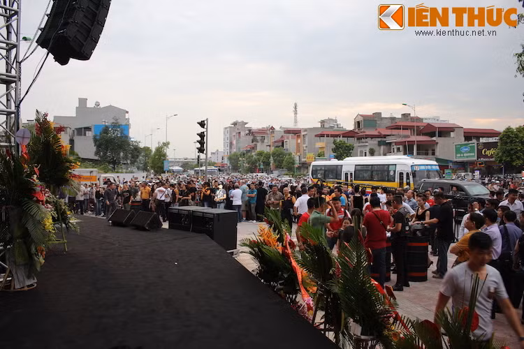 Những khách mời là người chơi môtô cùng đại diện các câu lạc bộ PKL khác nhau ở Hà Nội và nhiều tỉnh thành khác đã tới showroom từ rất sớm.