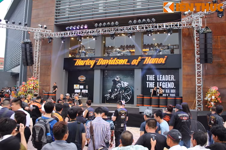 Kể từ nay, với showroom chính thức, những chủ xe Harley-Davidson tại Hà Nội sẽ được tận hưởng dịch vụ sau bán hàng cùng các chương trình chăm sóc khác theo đúng tiêu chuẩn toàn cầu của hãng.