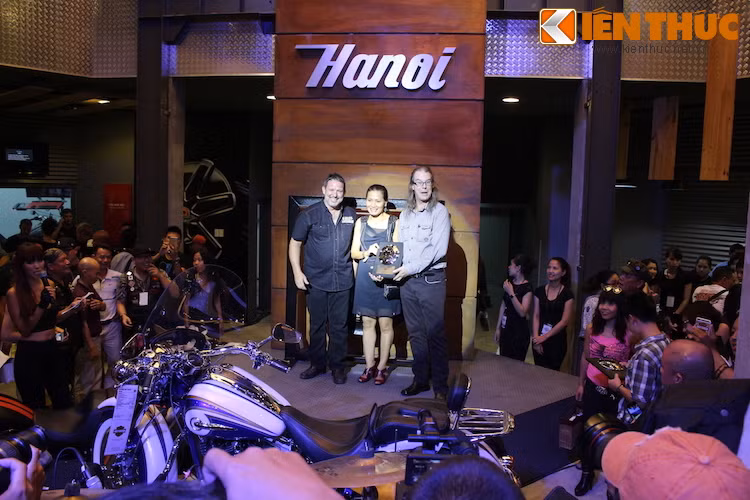 Cuối buổi lễ khai mạc, ông Lawson Dixon - Tổng giám đốc của Harley Davidson tại Hà Nội và Sài Gòn đã trao kỷ niệm chương dành cho những chủ xe đầu tiên mua xe tại đại lý mới ở Hà Nội.