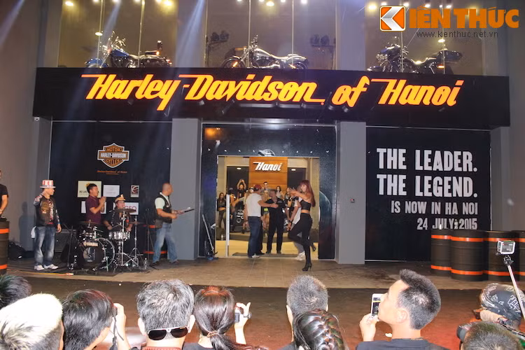 Sau bài phát biểu của những đại diện tới từ Harley-Davidson, cánh cửa dẫn vào showroom đã chính thức được mở, đánh dấu thời khắc quan trọng nhất của buổi lễ.