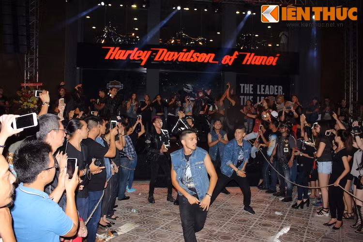 Ngay sau màn đốt lốp, tất cả mọi người tham gia đã cùng nhau nhảy múa trong sự hân hoan và tình bằng hữu giữa các bikers.