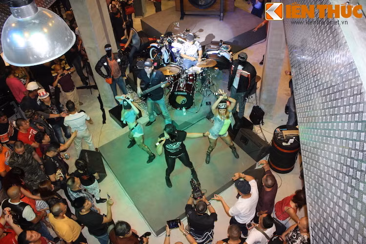 Những tiết mục biểu diễn nghệ thuật vẫn tiếp tục được diễn ra trong showroom; trong khi nhiều khách mời bắt đầu tản ra để khám phá không gian mới rất "đậm chất" Harley Davidson này.