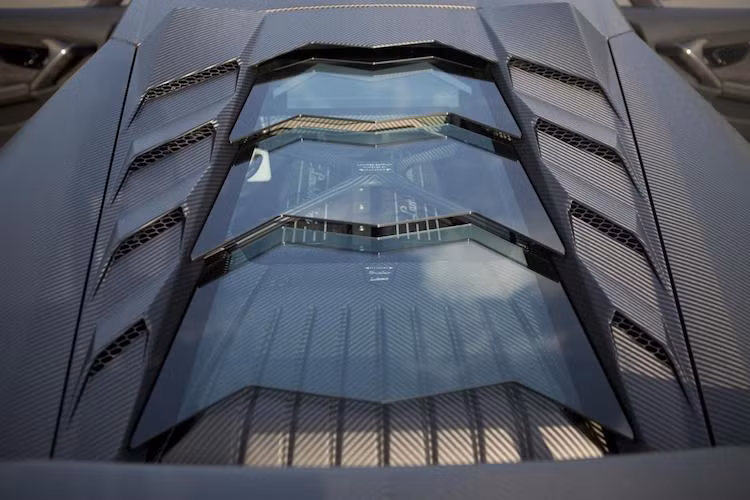 Chi tiết đặc biệt nhất trên bản độ này đó là khối động cơ V10 5.2l được trang bị bộ tăng áp kép, giúp xe đạt công suất lên tới 1250 PS và mô-men xoắn cực đại 1000 Nm. Nhờ đó, Huracan Torofeo của Mansory có thể đạt 0-100 km/h chỉ trong 2,7 giây và tốc độ tối đa ngoài 340 km/h.