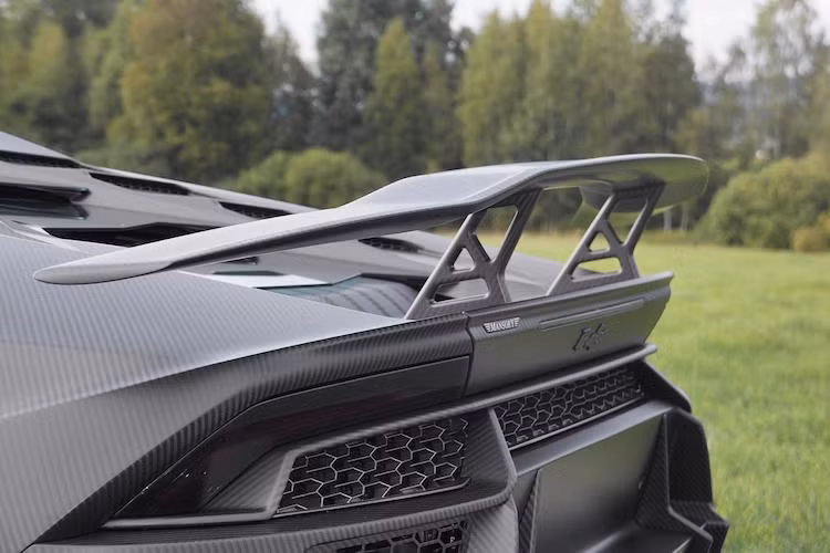 Xe cũng được trang bị thêm một cánh đuôi tương tự siêu xe Sesto Elemento trước đây của Lamborghini.
