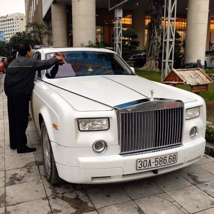 Một chiếc Rolls-Royce Phantom khác cũng đã bị bắt gặp trong đám rước dâu, bên cạnh những chiếc xe sang khác như Mercedes S63 AMG, Lexus, BMW...