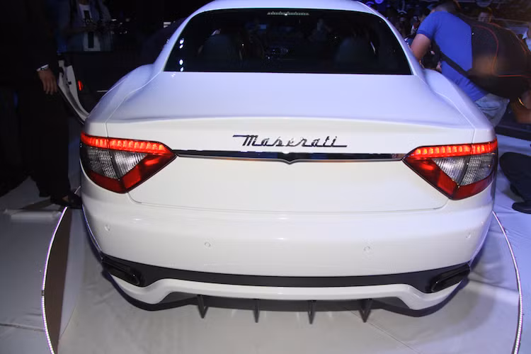 GranTurismo được thiết kế bởi nhà Pininfarina lừng danh nước Ý, "chuyên trị" tạo ra kiểu dáng của những siêu xe hàng đầu từ Ferrari. So với phiên bản bình thường, GranTurismo Sport có bộ bodykit với các đường nét thể thao hơn đôi chút, nhưng vẫn không làm mất đi sự tinh tế, sang trọng cần thiết trên một mẫu xe GT.