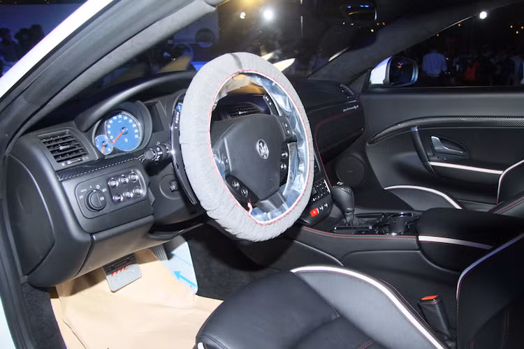 Nội thất của chiếc GranTurismo Sport được nhập chính thức đầu tiên về Việt Nam lần này có tông màu đen là chủ đạo, với viền chỉ trắng trùng màu với thân xe làm điểm nhấn.