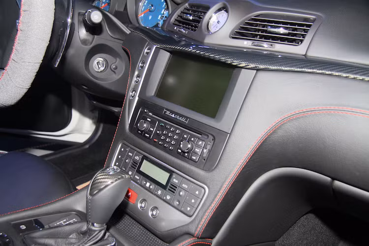 Các chi tiết trong nội thất xe đều có thiết kế đối xứng đẹp mắt, và đem lại cảm giác dễ chịu khi sử dụng các vật liệu cao cấp. Trên bảng điều khiển trung tâm của xe là hệ thống thông tin giải trí với kích thước lớn.