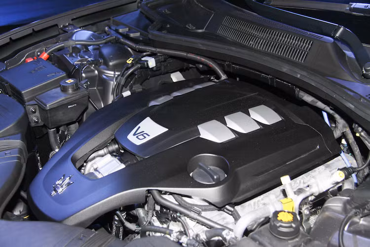 Phiên bản được nhập về Việt Nam lần này là bản Quattroforte S Q4, được trang bị động cơ 3.0l V6 tăng áp kép công suất 410 mã lực, kèm theo hệ dẫn động 4 bánh.