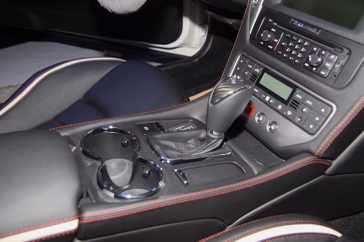 Cùng với hộp số tự động 6 cấp ZF và hệ dẫn động cầu sau, GranTurismo Sport có khả năng tăng tốc từ 0-100 km/h chỉ trong 4,8 giây và tốc độ tối đa tròn 300 km/h.