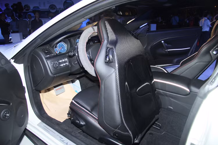 Thuộc phiên bản Sport, chiếc xe còn có các chi tiết ốp bằng sợi carbon thật, nổi vân đầy hấp dẫn khi có nguồn sáng mạnh chiếu vào. Ngay cả những chiếc ghế thể thao cũng có khung xương từ sợi carbon.
