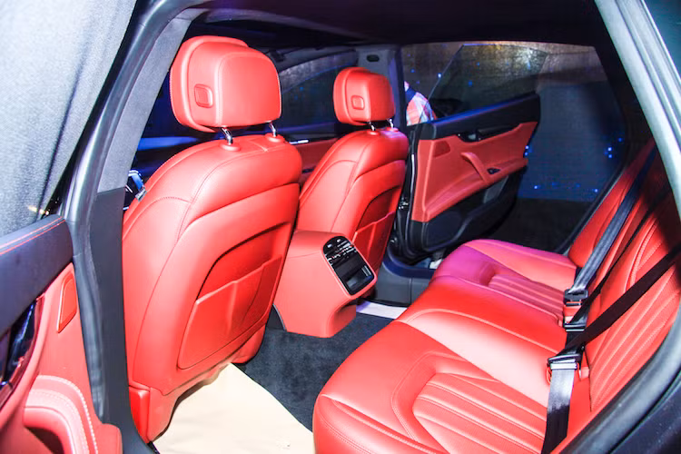 Là một chiếc sedan 4 cửa, Quattroforte còn có thêm hàng ghế sau rộng rãi, gợi nhớ về những chiếc ghế sa-lông sang trọng do Ý sản xuất. Cũng giống như GranTurismo Sport, nội thất của chiếc xe cũng được ốp trang trí bằng sợi carbon.