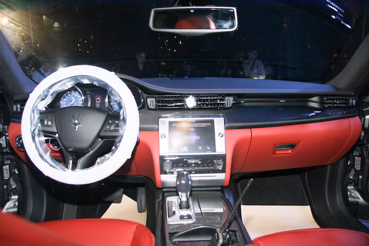 Nội thất của chiếc Quattroforte đầu tiên tại Việt Nam được bọc trong da màu đỏ nổi bật. Bảng táp-lô của xe được chia thành 3 phần rõ rệt, với hệ thống thông tin giải trí Maserati Touch Control thế hệ mới nhất nằm ở chính giữa.