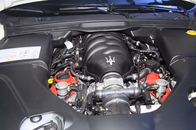 Nằm bên dưới nắp ca-pô của xe là khối động cơ V8 4.7l, với công suất tối đa 460 mã lực và mô-men xoắn cực đại 520 Nm.