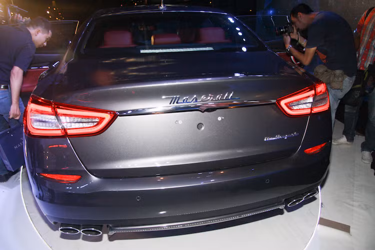 Ra đời sau GranTurismo, Quattroforte thế hệ thứ 6 sở hữu nhiều chi tiết mới mẻ hơn, chẳng hạn như cụm đèn hậu LED và đèn pha có các dải LED ban ngày sắc sảo.