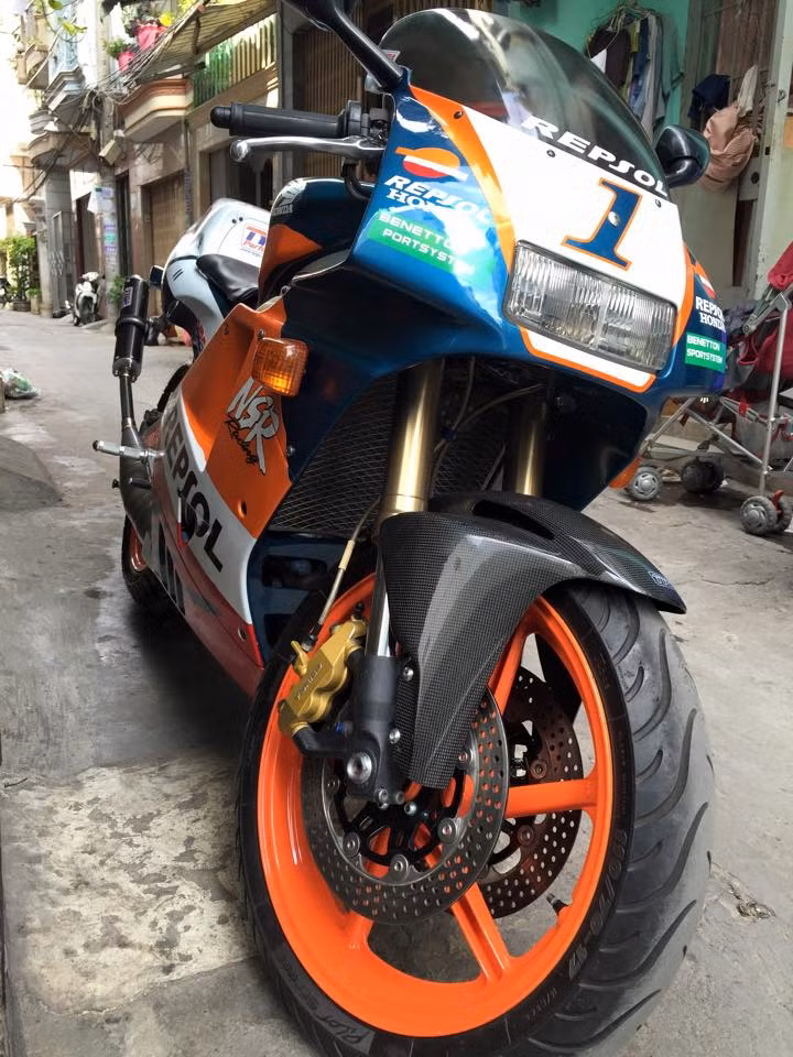 Chiếc NSR 250R tại Sài Gòn được chủ nhân bổ sung thêm một số "đồ chơi" nhẹ nhàng từ hãng Tyga, chẳng hạn như dè trước carbon.