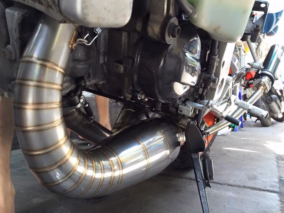 Bụng pô bầu đặc trưng của động cơ 2 kỳ cũng dược thay bằng loại thép không rỉ, được hàn thủ công.