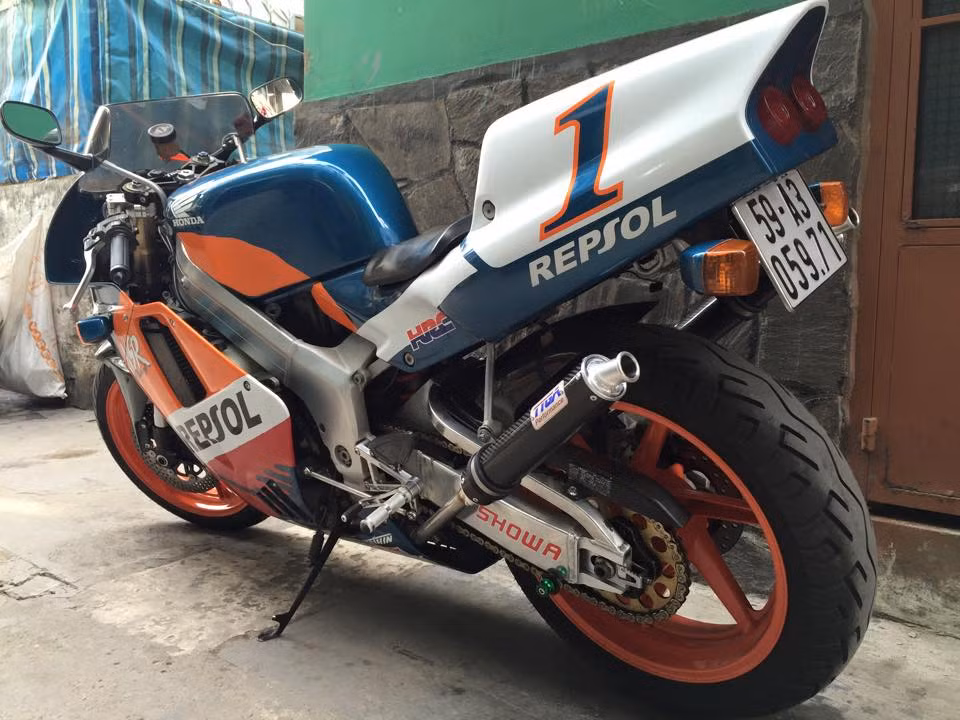 Được trang bị động cơ V-Twin 249 cc, NSR 250R có công suất tối đa lên tới 45 mã lực cùng tốc độ tối đa hơn 210 km/h.