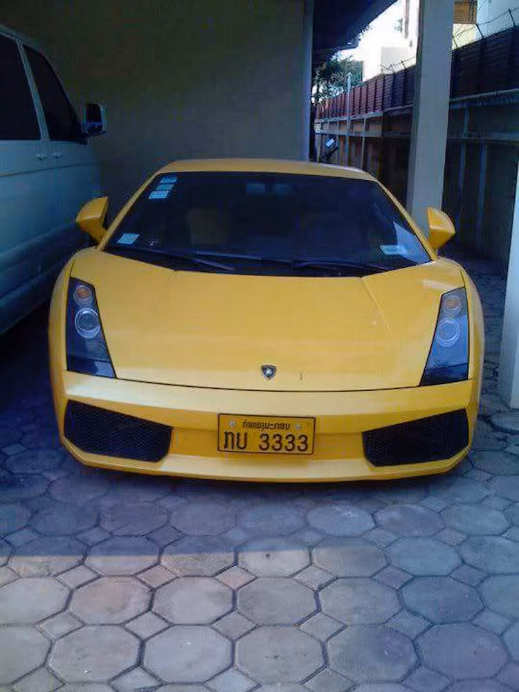 Một chiếc Lamborghini Gallardo đời cũ mang biển số tứ quý 3.