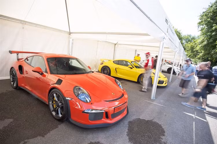 Tại Goodwood 2015, Porsche đã đem tới những mẫu xe thể thao mới nhất của hãng như 911 GT3 RS, Cayman GT4 hay Porsche Boxster Spyder tới để ai cũng có thể đăng ký trải nghiệm...